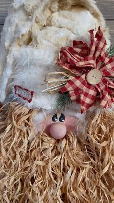 This beautiful Santa Clause is do easy to make. I especially live the raffia hair and beard. Make sure to check out my tutorial on how to make your own Christmas Santa Wall Hanging. Santa Wreath Diy, Primitive Christmas Crafts, Santa Claus Crafts, Beard And Mustache, Santa Head