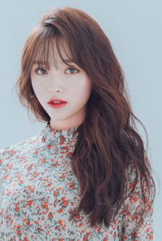 Kim Na Hee❤️ Korean Hairstyle Long, Korean Bangs Hairstyle, Kim Na Hee, Korean Makeup Tips, Natural Beauty Makeup, Curly Hair With Bangs