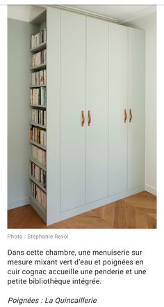 an image of a bookcase with many books on it and the caption is in french