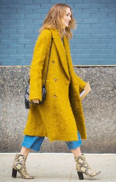 Yes, These 24 Winter Outfits Are Worth Trying Fur Street Style, Stylish Street Style, Fall Fashion Coats, Street Style 2016, Mode Tips, Yellow Coat, Snakeskin Boots, Street New York, Blazer Outfit