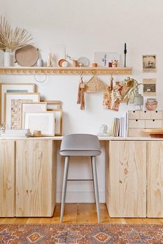 a chair sitting on top of a rug next to a counter