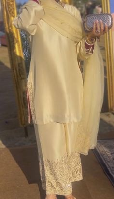 Peach Pakistani Suit, Cream Suits Women Indian, Pakistani Handwork Suits, Punjabi Boutique Suits Embroidery, White Suits For Women Indian, White Suit Designs, Suits For Women Indian Punjabi, White Pakistani Suit