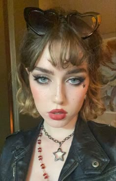 Cool Concert Makeup, 90s Type Pretty Makeup, 2000s Rockstar Makeup, Fun Grunge Makeup, Casual Punk Makeup, Grunge Festival Makeup, Concert Makeup Grunge, Grunge Homecoming Makeup, Alt Hoco Makeup