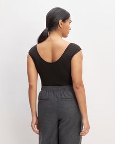 The Supima® Form Cap-Sleeve Tee Black – Everlane Fitted Everlane Tops For Everyday, Everyday Fitted Everlane Tops, Everlane Stretch Tops, Fitted Seamless Tops With Scoop Back, Scoop Neck Tops For Workwear, Casual Fitted Everlane Tops, Everlane Fitted Casual Top, Cap Sleeve Tee, Supima Cotton