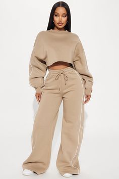 Home Outfit Women, Wide Leg Sweatpants Outfit, Clothing Sets Two Piece, Modeling Clothes, Red Lounge, Classy Short Dresses, Taupe Fashion, Kardashian Outfit, Loungewear Outfits