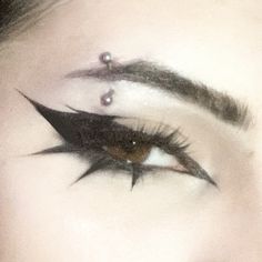 #makeup #makeuplover #makeupaddict #makeupoftheday #eyeliner #eyelinerstyles #eyelinerideas #graphicliner #goth #gothic #style #inspiration Gothic Eye Makeup, Goth Eye Makeup, Makeup Drawing