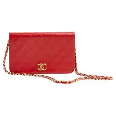 Vintage Chanel Wallet on Chain model bag in bright red quilted leather, flap closed by press stud under the CC logo, black leather interior with 1 patch pocket, shoulder strap in gold metal chain interlaced with coordinated leather for shoulder or short cross-body carry. Width 19 cm x height 12.3 cm x depth 2.5 cm, shoulder strap 78 cm. The color has probably been re-pigmented and the bag does not have a hologram but it is perfectly authentic, the metal of the shoulder strap and the logo are gol Chanel Wallet On Chain, Leather Short, Wallet On Chain, Chanel Vintage, Logo Black, Color Rojo, Chanel Wallet, Leather Shorts, Cc Logo