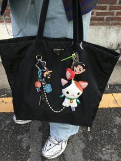 Cute Bag Charms Aesthetic, Baggu Keychain Aesthetic, Anik Anik Bag, Bags With Charms Aesthetic, Tote Bag With Charms, Keychain Bag Aesthetic, Backpack Aesthetic Men, Bag Decoration Aesthetic, Backpack Aesthetic Black