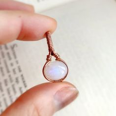 Wire Wrapped Jewelry Pendant, Cloth Store, Wire Jewelry Designs, Resin Jewellery, Dainty Pendant, Wire Work Jewelry, Wire Pendant, Wire Wrapped Necklace, Beaded Wraps