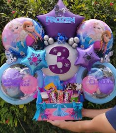 frozen birthday balloon bouquet with balloons and decorations