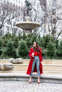 Red Coat Outfit, Christmas Outfits For Women, Wendy Nguyen, Paris Outfits, Elegante Casual, Christmas Outfits, Red Coat, Outfits For Women