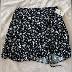 Black And White Flowered Skirt. Size S New With Tags Trendy Black Floral Print Skirt, Trendy Floral Print Flowy Mini Skirt, Forever 21 Black Summer Skort, Forever 21 Black Mini Skirt For Summer, Fitted Floral Print Bottoms From Forever 21, Camo Mini Skirt, White Floral Skirt, Grey Mini Skirt, Forever 21 Skirt