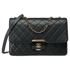 Rare​ ​Chanel​ ​Classic​ ​single​ ​flap​ ​shoulder​ ​bag​ ​in​ ​black​ ​quilted​ ​leather​ ​with​ ​gold​ ​metal​ ​trim,​ ​interlaced​ ​gold​ ​metal​ ​chain​ ​and​ ​black​ ​leather​ ​allowing​ ​a​ ​shoulder​ ​or​ ​crossbody​ ​wear Single​ ​flap Gold​ ​metal​ ​logo​ ​closure​ ​on​ ​flap Burgundy​ ​leather​ ​interior​ ​lining,​ ​2​ ​compartments,​ ​one​ ​zip​ ​pocket Signature:​ ​"Chanel​ ​Paris​ ​Made​ ​in​ ​Italy" Date:​ ​2017 Dimensions:​ ​29x19x10​ ​cm​ ​(11.5x7.5x4​ ​inches) Single​ ​chain​ ​l Dior New Look, Vintage Chanel Bag, Chanel Brand, Chanel Vintage, Chanel Paris, Metal Trim, Handbag Straps, Black Quilt, Metal Logo