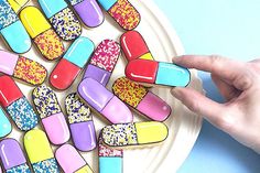 These pill capsule cookies are my newest favorites. Between their perfect simple iconic shape and the endless options of color combinations, this fun cookie makes me smile every time. Using the round Pill Capsule, Fancy Cookies, Cookie Inspiration, Happy Pills, Graduation Cakes, Cute Cookies, Cookie Art