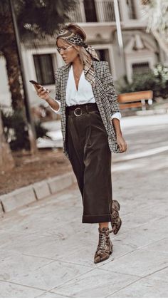 Outfits To Go Out At Night, Mode Over 50, Trouser Outfits, Looks Street Style, Mode Vintage, Looks Style, Mode Inspiration, High Waisted Trousers