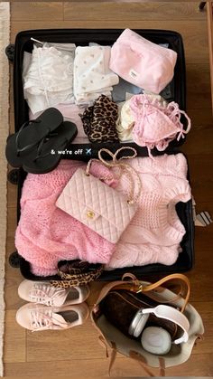 Credits to Mason Oglesby Cute Suitcase, Cute Suitcases, Airport Aesthetic, Cute Luggage, Travel Bag Essentials, Inside My Bag, Vacation Aesthetic, Blue Girl