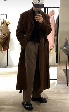 Long Coat Dark Academia, Brown Long Coat Outfit Men, Trench Coat Fits Aesthetic, Long Trench Coat Outfit Men, Brown Trench Coat Outfit Men, Brown Overcoat Men Outfit, Dark Academia Men Outfit, Brown Coat Outfit Men, Brown Trench Coat Outfit