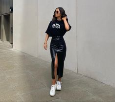 Black Faux Leather Skirt Long, Black Long Leather Skirt Outfit, Summer City Outfits, Long Leather Skirt, Rok Outfit, Leather Skirt Outfit, Looks Pinterest, Summer In The City