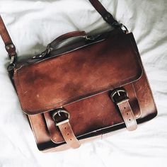 Telephone Vintage, Dark Academia Aesthetic, Brown Leather Bag, Green Gables, Brown Aesthetic, Mode Inspiration, Looks Vintage, Suho, Leather Satchel