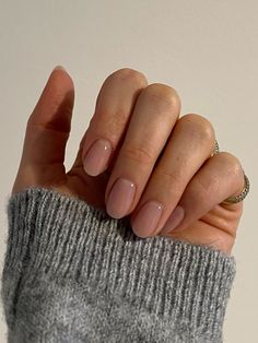 Natural almond nails Short Natural Gel X Nails, Cute Round French Tip Nails, French Short Oval Nails, Clean Girl Nails Natural, Winter Nails Short Round, Aesthetic Clean Nails, Very Natural Nails, Super Natural Nails, Round Natural Nails Short