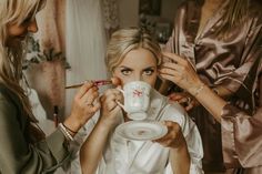 Wedding Photo Inspiration Getting Ready, Before Wedding Pictures, Wedding Preparation Photos, Wedding Photo List, Bride Preparation, Bridal Styled Shoot, Bridal Party Getting Ready, Wedding Salon, Wedding Portrait Poses