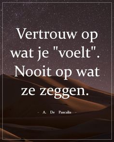 a quote written in french on the sand dunes with stars above it and below that reads, vertrouw op wat je voltt noot op wate