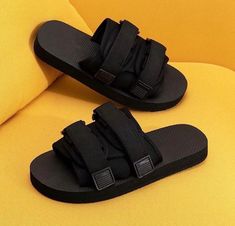 Slippers For Men Outfit, Slides Aesthetic, Trendy Mens Shoes, Blurry Lights, Roi Arthur, Leather Slippers For Men, Moccasins Mens, Street Fashion Men Streetwear