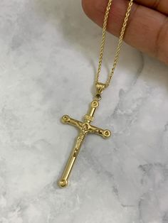 ● 10K Solid Gelbgold Jesus Christus Kruzifix Kreuz Anhänger mit Seilkette Halskette Für Männer und Frauen Weihnachtsgeschenk Echt Gold ● Anhänger: 10K Gelbgold ● Reinheit: 10k mit Echtheitsstempel ● Hergestellt in: USA ●Breite:24 mm ● Höhe: 51 mm mit Glocke ● Kettenlänge: 16 "18" 20 "22 "24" ● Kette: 10K Gelbgold Seilkette 1,5 mm Kettenhalskette ● Zustand: Brandneu ● Verschluss: Karabiner ● Inklusive Premium-Schmuckschatulle ●Kostenloser Versand innerhalb der USA Vergessen Sie nicht, rechts auf ""Favorit"" zu klicken, damit es auf Ihrer Favoritenliste bleibt und / oder zu Ihrer Wunschliste hinzugefügt wird." KAUFEN SIE ECHTEN GOLDSCHMUCK MIT 100% VERTRAUEN  Bitte besuchen Sie meinen Shop unten für meine anderen hochwertigen Artikel: https://www.etsy.com/shop/EmpireJewelryDesign Chain Necklace For Men, Premium Jewelry, Gold Rope Chains, Rope Chain Necklace, Cross Chain, Jesus Christus, Women Christmas, Necklace For Men, Christmas Gifts For Women