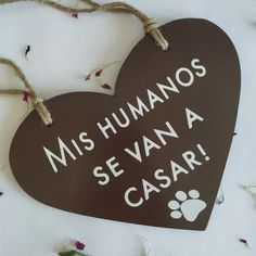 a heart shaped sign that says, mis humanos se van a casar