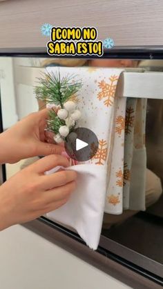 440K views · 27K reactions | Llegó el espíritu navideño, y esta es una gran idea para decorar hasta el horno… 🤗 #tips #tipshogar #lifehacks #ideas #hacks #ideascreativas | Tips de Lina Fancy Towels, Display Towels, Towel Folding, Outside Christmas Decorations, Christmas Crafts To Make, Dyi Projects