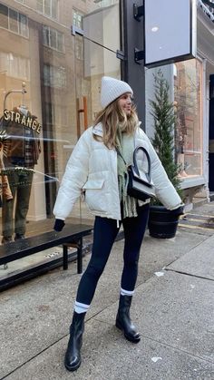 Outfit With White Puffer Jacket, Winter Fashion Outfits Puffer Jacket, Autumn Puffer Jacket Outfit, White Snow Jacket Outfit Winter, Outfits With White Jacket Winter, Winter Fashion Puffer Jacket, Puffer Jacket Leggings Outfit, Winter Down Jacket, White Puffer Outfit Winter