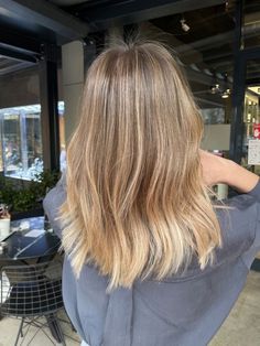 Winter Light Brown Hair Balayage, Golden Balayage Short Hair, Ombre Hair For Brunettes, Blonde Ombre Hair Short, Brushlight Hair Blonde, Honey Brown Short Hair, Short Honey Blonde Hair, Brown Hair With Blonde Ends, Blond Ombre Hair