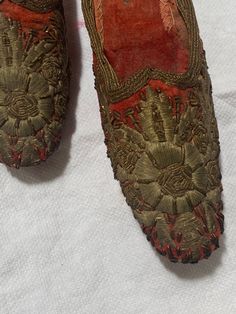 Antique shoes with great patina that only comes with age. . insole 8 1/2" from inside toe to outer edge of heel. Great for a wooden doll as they are 18th century 18th Century Shoes Men, 1700s Shoes Women, 1820s Shoes, Iron Age Shoes, 16th Century Shoes, Century Shoes, 18th Century Clothing, Century Clothing, Wooden Dolls