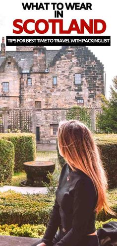 a woman sitting on top of a bench in front of a building with the words what to wear scotland