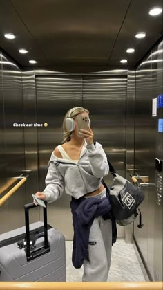 Classy Airport Outfit, Flight Outfit Airport Style, Cozy Sweatpants Outfits, Chic Airport Outfit, Cool Sweatpants, Chic Travel Outfit, Sweatpants Outfit Ideas, Comfy Airport Outfit, Airport Outfit Summer