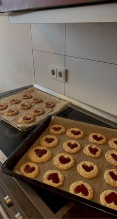 heart shaped cookies Jelly Doughnuts, Cookie Pictures, Shaped Cookies, Heart Shaped Cookies, Always Hungry, Heart Cookies, Mind Body And Soul, Fall Baking, Body And Soul