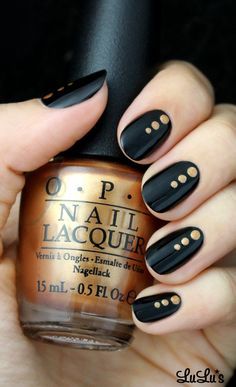 En invierno las uñas se llevan en negro, sólo asegúrate de darles un toque glamoroso (scheduled via http://www.tailwindapp.com?utm_source=pinterest&utm_medium=twpin&utm_content=post1195555&utm_campaign=scheduler_attribution) Polka Dot Nail Designs, Dot Nail Designs, Polka Dot Nail Art, Unghie Nail Art, Dot Nail Art, Black Nail Art, Gold Nail, Polka Dot Nails, Dots Nails