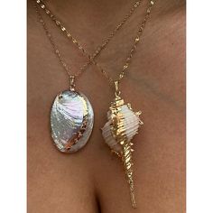 The Simple Gold Shell Seashell Necklace Is Versatile And Elegant, Suitable For Women Of All Ages. Whether Worn Alone For A Minimalist Look Or Layered With Other Necklaces For A Trendy Statement, These Necklaces Are Perfect For Beach Days, Casual Outings, Or Any Summer Occasion. The High-Quality Chain Catches The Light With Your Every Move, Creating A Subtle Flash As It Sways. Jewelry Ocean, Sea Jewelry, Emerald Blue, Ocean Jewelry, Seashell Necklace, Shell Necklace, Blue Jewelry, Beach Days, Beach Jewelry