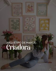 a woman sitting on the floor with flowers in front of her and text overlay reading arquetito de marca cradora