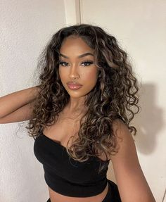 Black Hair Highlights And Lowlights, Cute Curly Hair Colors, Wavy Hair Highlights Caramel, Curly Partial Highlights, Cool Toned Curly Hair, Baylage Curly Hair Dark Brown, Curly Hair Hair Color Ideas, Curly Hair Bleach Ideas, Curly Hair Balayage Brown