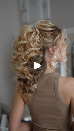 Quince Hairstyles With Crown, Hairstyles Ponytail, Braided Prom Hair, Curly Ponytail, Bridal Hair Updo, Homecoming Hairstyles Updos, Quince Hairstyles, Talcum Powder