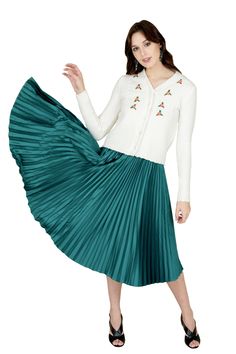 Soft and smooth, this pleated looks and feels luxurious. A-LINE fit and the flowy skirt has sunburst pleats at the waist for flattering. Invisible zip at side. Lining. Emerald Green Pleated Skirt, Green Pleated Skirt, Women Legs, Fall Skirts, Invisible Zip, Flowy Skirt, Casual Skirt, Green Skirt, Skirts For Sale