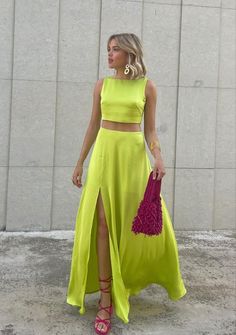 Crop Top Elegante, Satin Skirt Short, Lime Green Outfits, Green Satin Skirt, Green Wedding Guest Dresses, Skirt Two Piece Outfit, Green Skirt Outfits, Satin Dress Outfit, Satin Two Piece Set