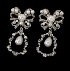 Superb large knotted earrings, with new dangling openwork studs, quality antique empire period spirit, antique silver color set with "small rhinestone diamonds" and adorable little pearly white pearls. Collection, Solid clasp. see supporting photos. Ideal for making an original and unique gift or for expanding your personal collection. They will seduce you with their beauty, their ancient side and their guaranteed favorite refinement! Dimensions: Length: 7 cm Width: 3 cm They are sold with a sma Knotted Earrings, Small Gift Bags, Pearl Collection, Old Jewelry, Jewelry Creation, Color Set, Pearl White, Silver Color, Antique Silver