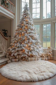 15 Gorgeous Luxury Christmas Decor Ideas To Elevate Your Home Dream Christmas Tree, Luxury Christmas Decor Interior Design, Christmas Tree Simple Minimalist, Luxury Christmas Aesthetic, Christmas White Tree, Christmas Tree Skirt Ideas, Christmas Theme Ideas, Luxurious Christmas Tree, Christmas Tree Styles