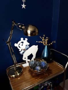 a table with a lamp and some ornaments on it