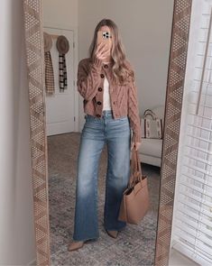 Jean Cardigan Outfit, Cardigan With Jeans Outfit, Chic Cardigan Outfit, Cardigan Outfit Ideas, Fall Dressy, Casual Mom Style, Chic Outfits Classy, Plus Size Chic, Jeans Outfit Fall