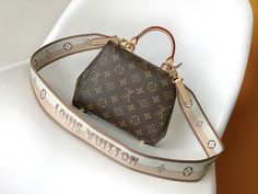 Cluny Mini Handbag in Monogram canvas, with Louis Vuitton’s iconic Toron handle and leather key case, designed to win the favor of brand lovers. The branded fabric shoulder strap can be removed at will for more carrying options. Size: 20.0 x 16.0 x 7.5 cm (LxHxW) • Monogram coated canvas • Calfskin trim • Microfibre lining • metallic parts • Drawstring closure • Shoulder strap: detachable, not adjustable • Strap half length: 55.0 cm • Handle: Single handle Louis Vuitton Yayoi Kusama, Louis Vuitton Capucines, Leather Key Case, Large Cosmetic Bag, Lv Purse, Lv Shoes, Classic Monogram, Medium Handbags, Mini Handbag