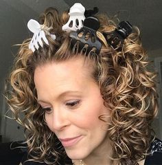 Add lift and volume to your roots with Curl Keeper's Roller Jaw Clamps! Easy to use and won't rip or tear your hair when carefully removed. Each set contains 12 durable clamps. Down Curly Hair, Curly Hair Techniques, Haircut Types, Flat Hair, Hair Help, Hair Solutions, Hair Problems, Curly Hair Care