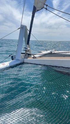 the front end of a sailboat in the ocean